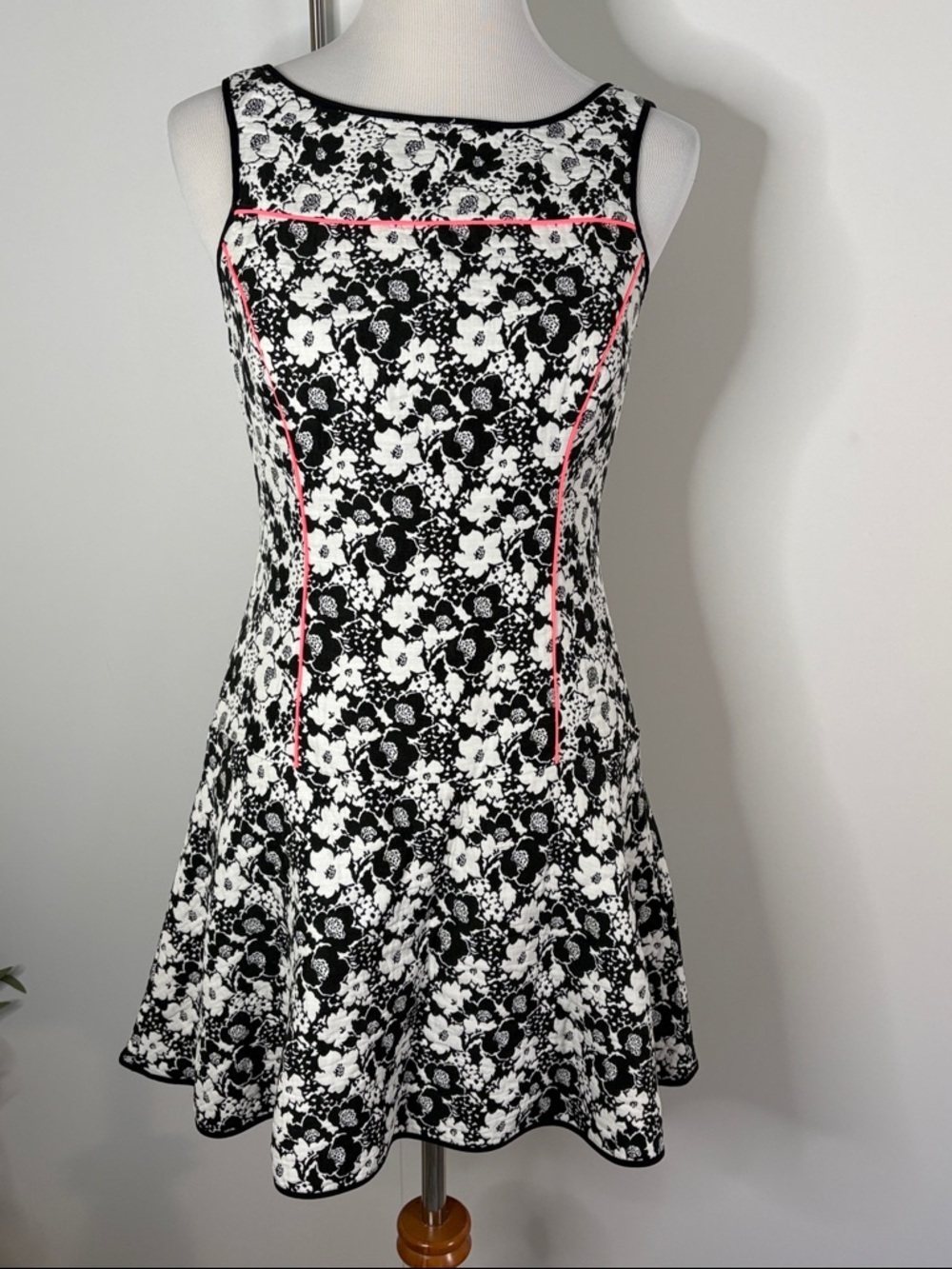 Banana Republic Black & White Floral Fit & Flare Mini Dress w Hot Pink Trim 6P